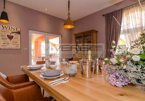 Esszimmer mit Zugang zur Terrasse