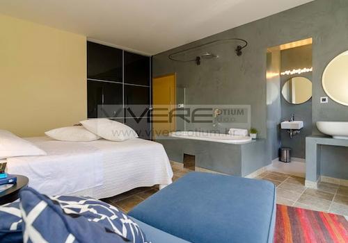 Schlafzimmer mit offenen Bad