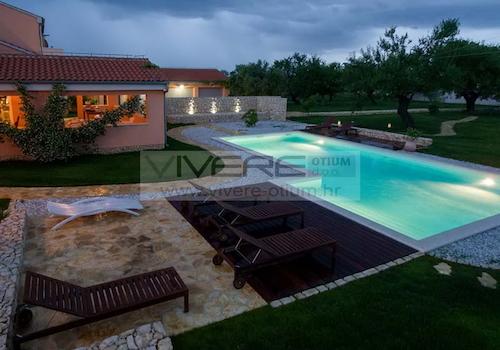 Pool bei Nacht