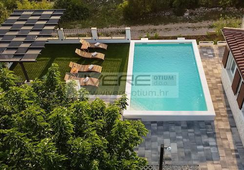  Pool mit Sonnendeck