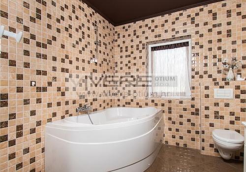  Bad mit Eckbadewanne