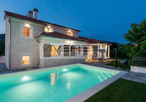 Pool bei Nacht