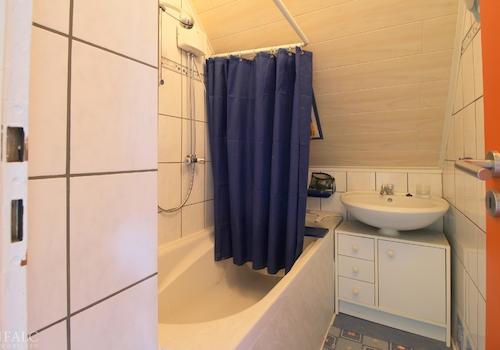 (Haus 2) Badezimmer