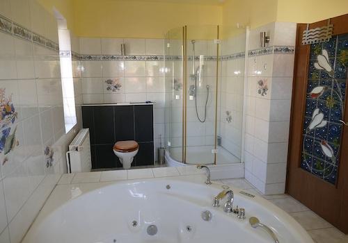 Bad & Whirlpool & Dusche & WC