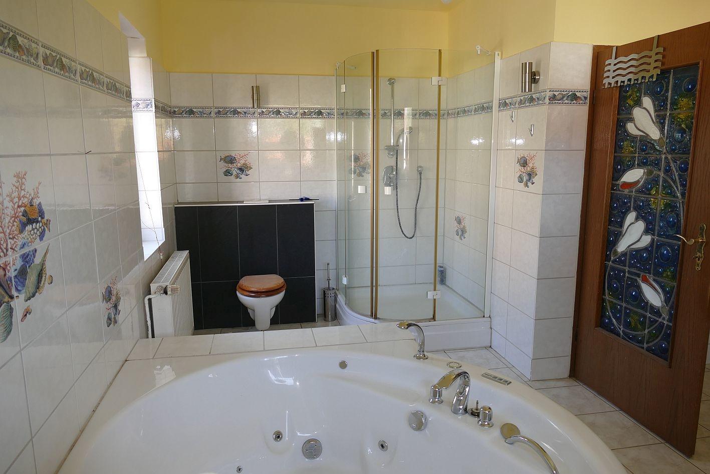 Bad & Whirlpool & Dusche & WC