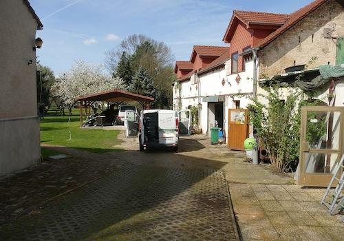 Einfahrt zum Anwesen