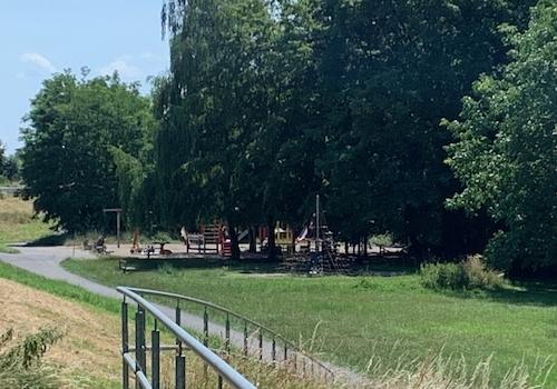 Weg zum Spielplatz und Fahrradweg 