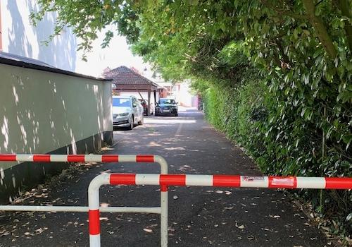 Weg zum Spielplatz und Fahrradweg 