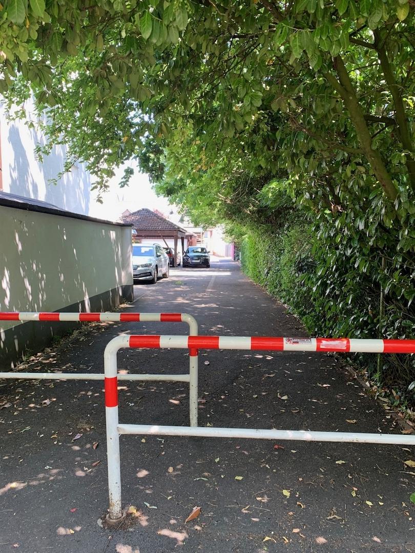 Weg zum Spielplatz und Fahrradweg 