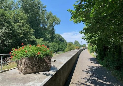Weg zum Spielplatz und Fahrradweg 