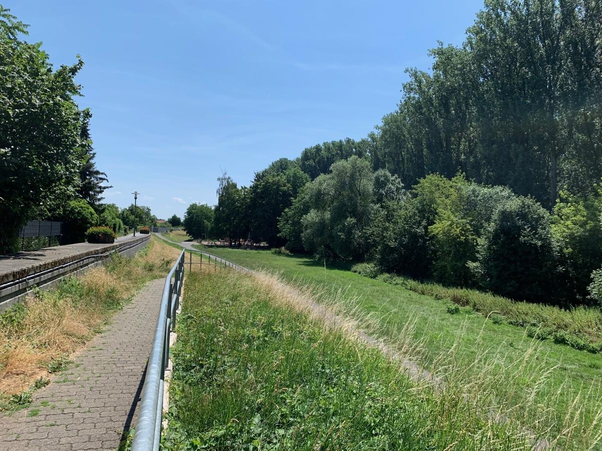 Weg zum Spielplatz und Fahrradweg 