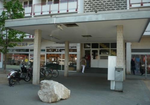 Eingangsbereich mit Ladenzeile