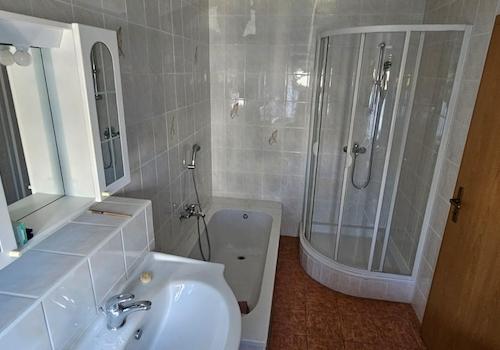 Bad mit Dusche und Badewanne
