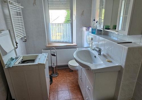 Bad mit Badschrank und WC