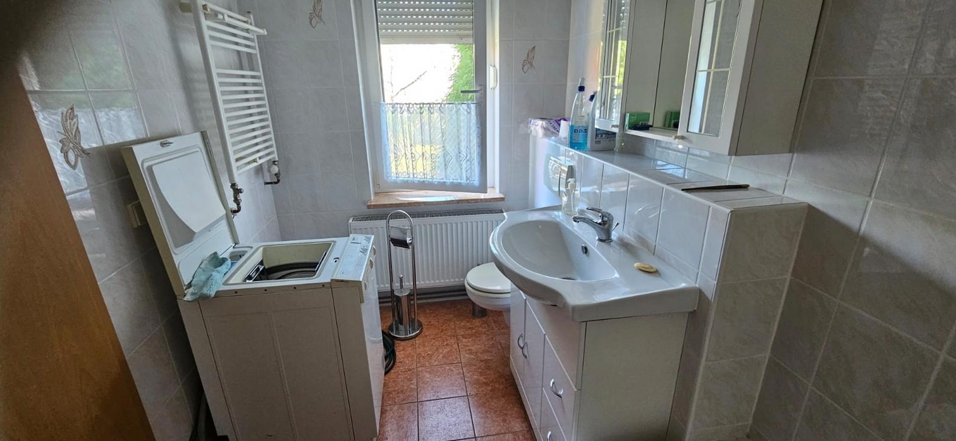 Bad mit Badschrank und WC