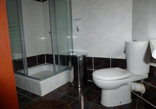 Badezimmer mit Dusche