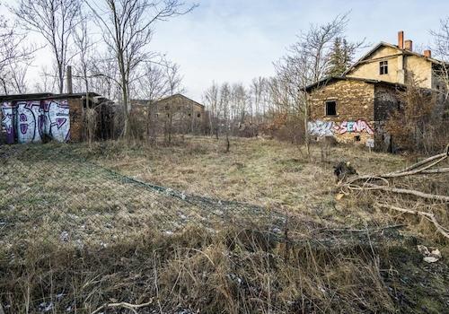 Blick von Grundstücksgrenze Straße am Bahnhof auf das Gelände