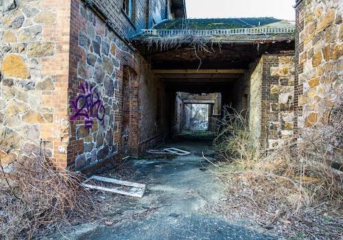 Gang zwischen den Produktionsgebäuden