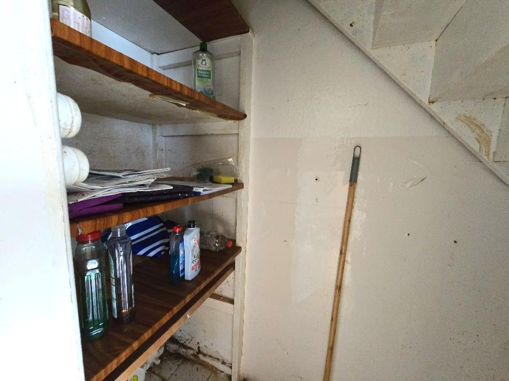 Kleine Abstellkammer unter der Treppe