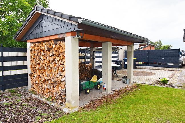 Holzlager oder überdachter Freisitz