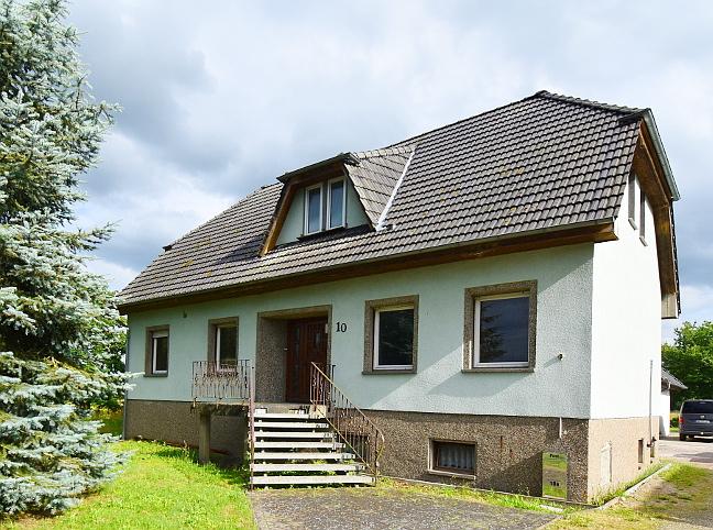 ...dazu ein vollunterkellertes Wohnhaus