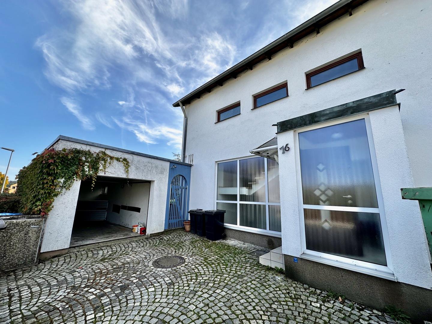 Aussenansicht Eingang Haupthaus