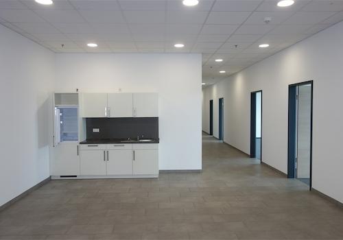 Empfangsbereich mit offener Kü