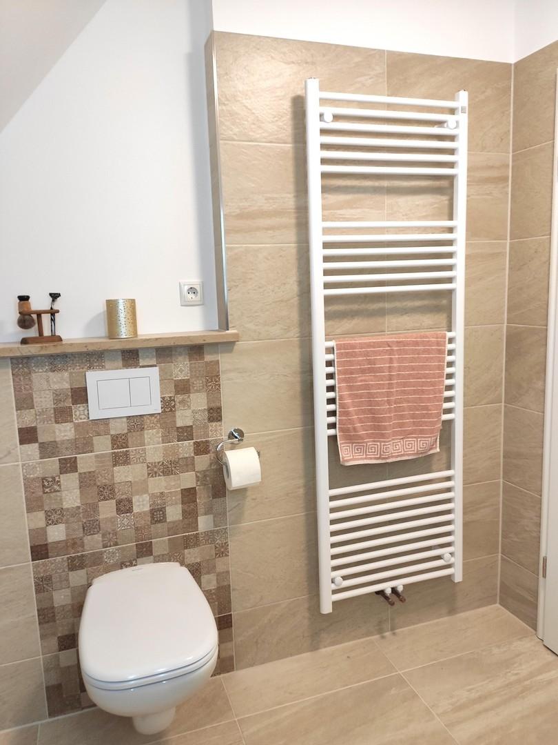 Toilette und Handtuchheizung