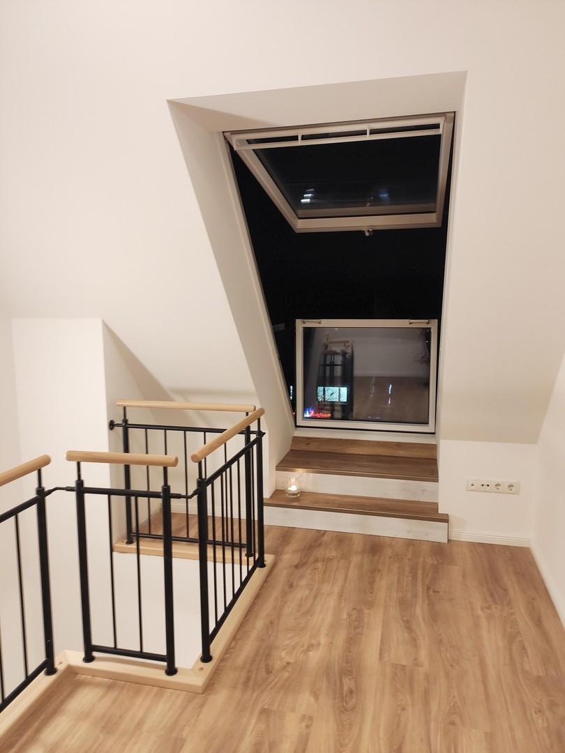 Schlafebene mit Fensterbalkon