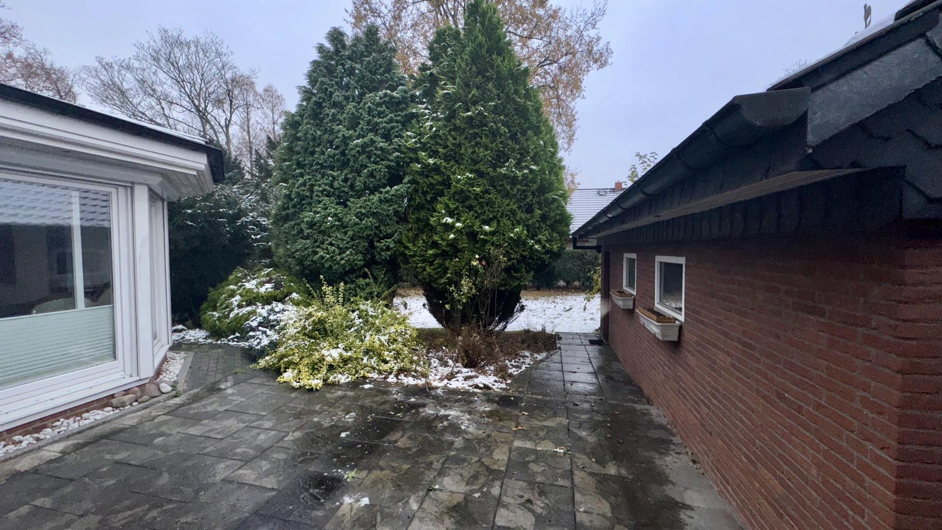 Garage r., Wintergarten l.