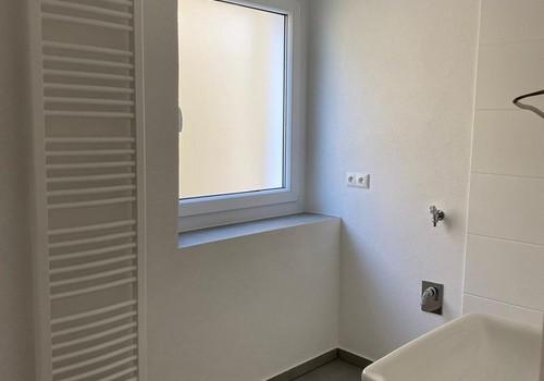 Bad mit Fenster und Dusche