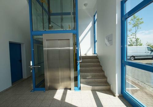 Treppenhaus mit Aufzug