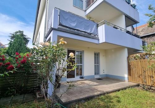 Blick vom Garten auf Terasse