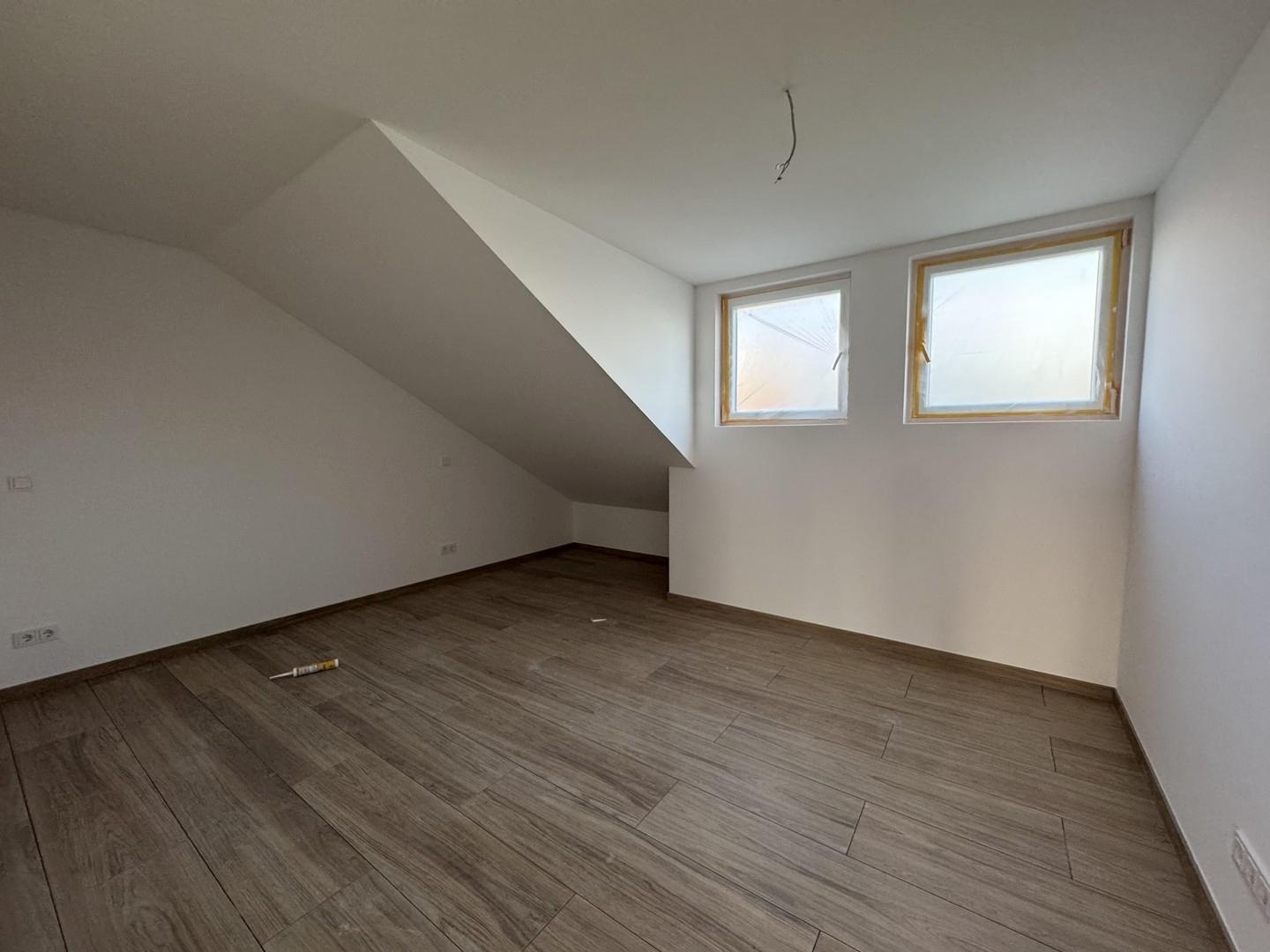 Kinderzimmer/ Büro 2