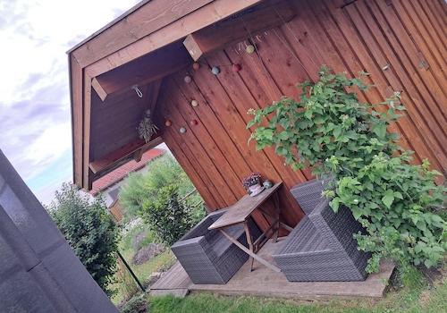 Gartenhütte mit Sitzplatz