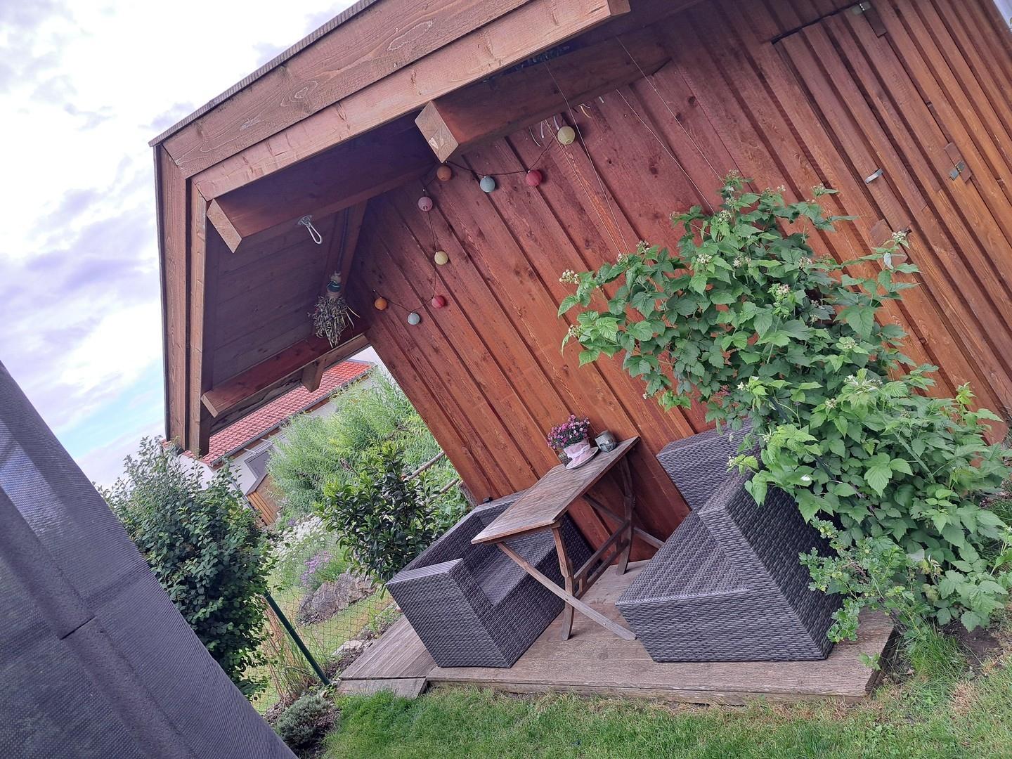 Gartenhütte mit Sitzplatz
