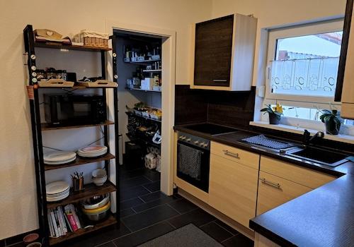 Küche mit Zugang Speisekammer