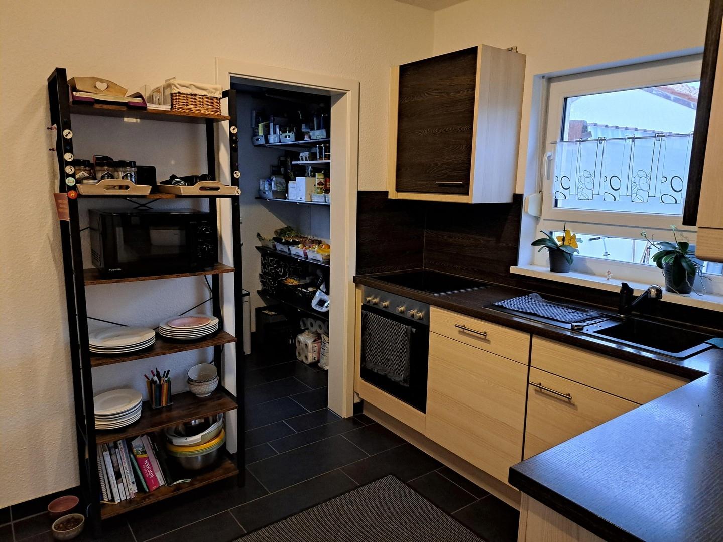 Küche mit Zugang Speisekammer