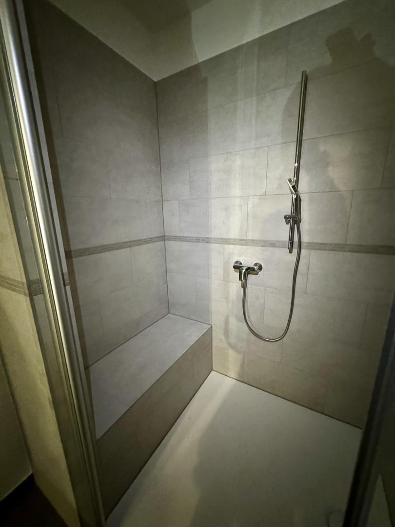17 Dusche mit Sitzgelegenheit