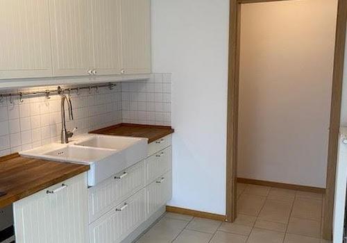 Küche mit Abstellkammer