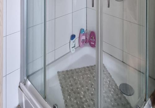 Alte Dusche im Badezimmer OG