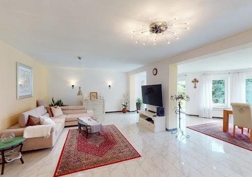 Das Wohnzimmer ist offen und großzügig gestaltet