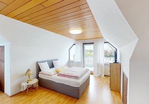 Das Schlafzimmer hat einen direkten Zugang zur Loggia