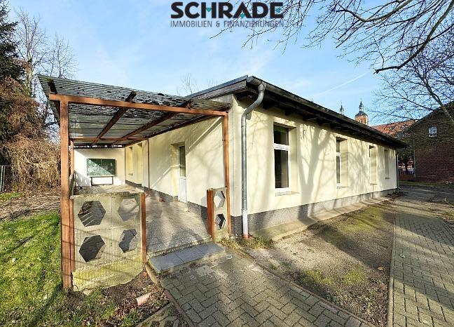 ...mit überdachter Terrasse und 2 Eingängen