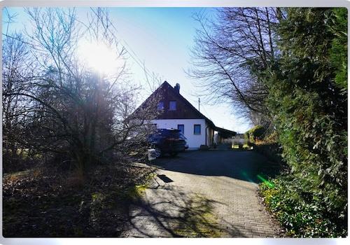 Haus mit Stellplätzen