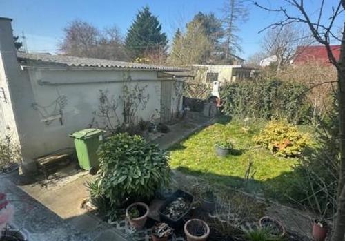 5 Außenbereich mit Garagen Garten (1)