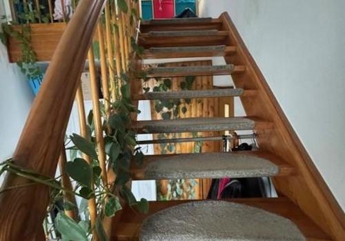 8 Treppe zur Wohnung