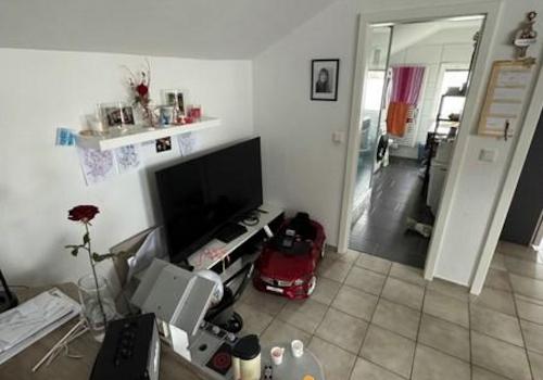 14 Wohnzimmer Richtung Bad