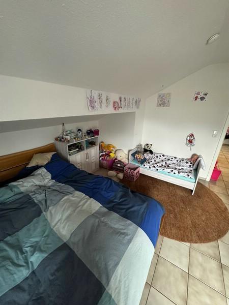 20 Schlafzimmer mit Kinderbett