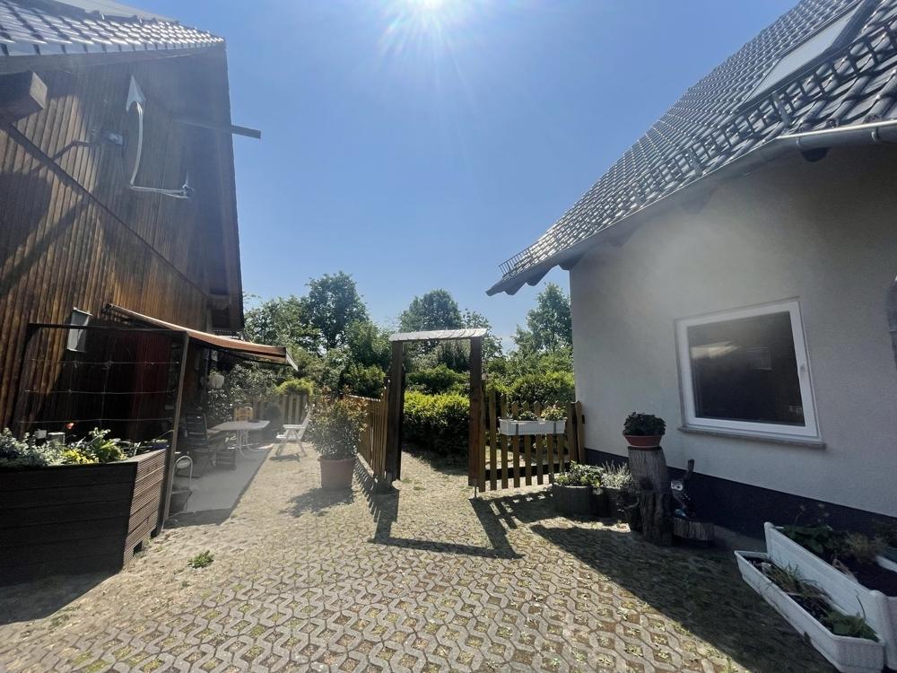 Haus und Nebengebäude